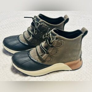 Sorel Out 'N About IV Classic Waterproof Boots Women’s Size 6.5 Green/Black